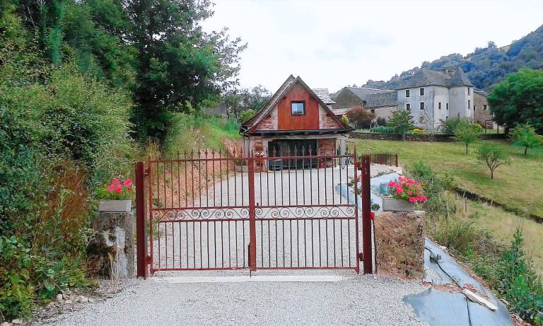 Child-friendly pleasant vacation home with hot tub, grill & pool | Nature view | Pets allowed — photo 3