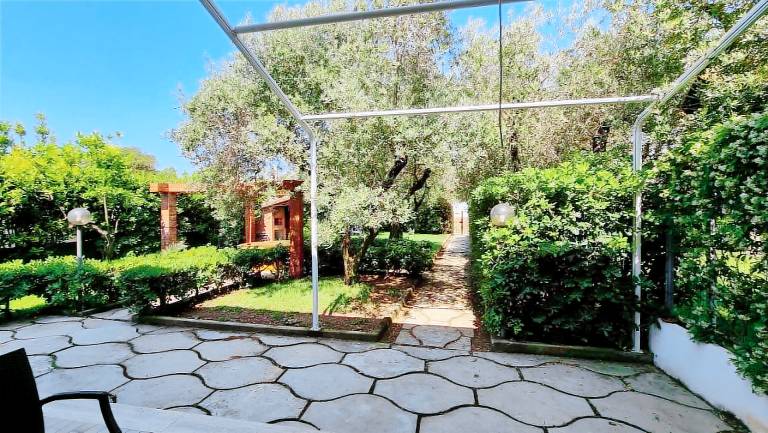 Villa with barbeque & yard | Garden view — photo 5