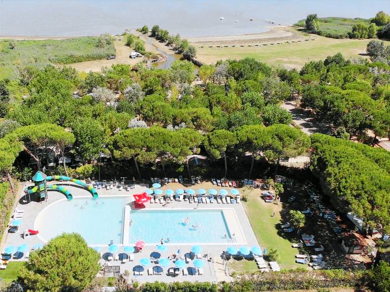 Family-friendly mobile home with patio & pool | Next to the beach | Pets allowed in Castiglione del Lago