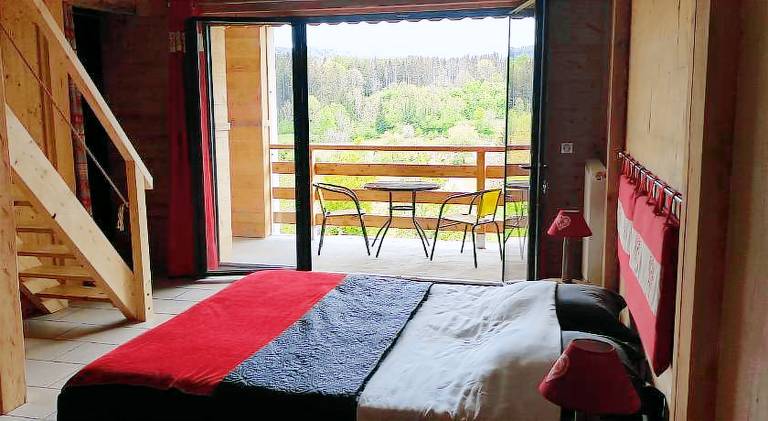 Le Jura en toutes saisons Piscine SPA location VTT balades 2cv climatisation