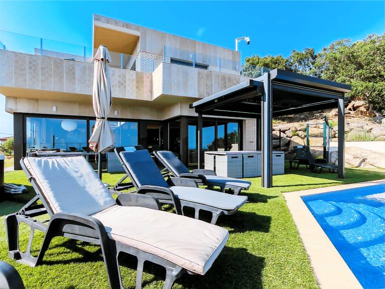 Modern chalet with private pool for 14 ppl. — photo 2