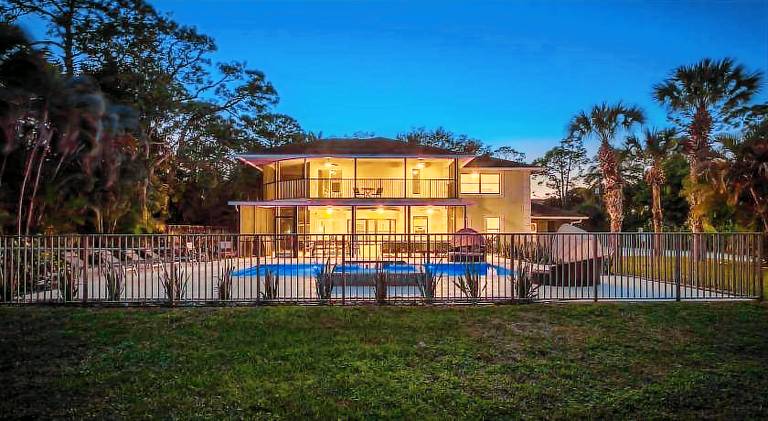 Vacation home with hot tub & pool — photo 5