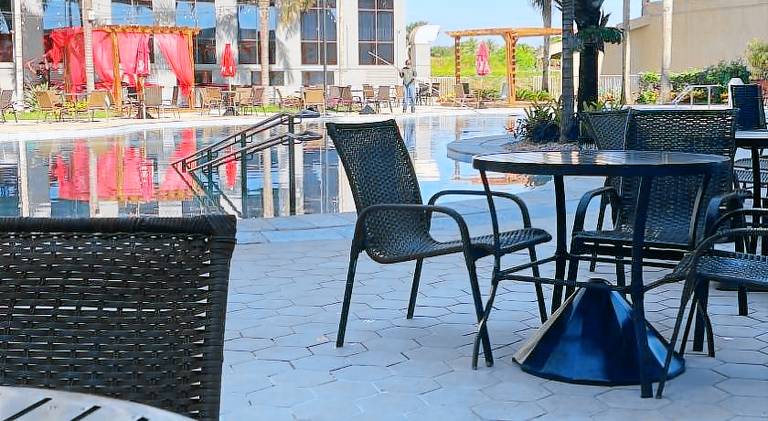 Serviced apartment with yard, patio & pool | Perfect for remote work — photo 3