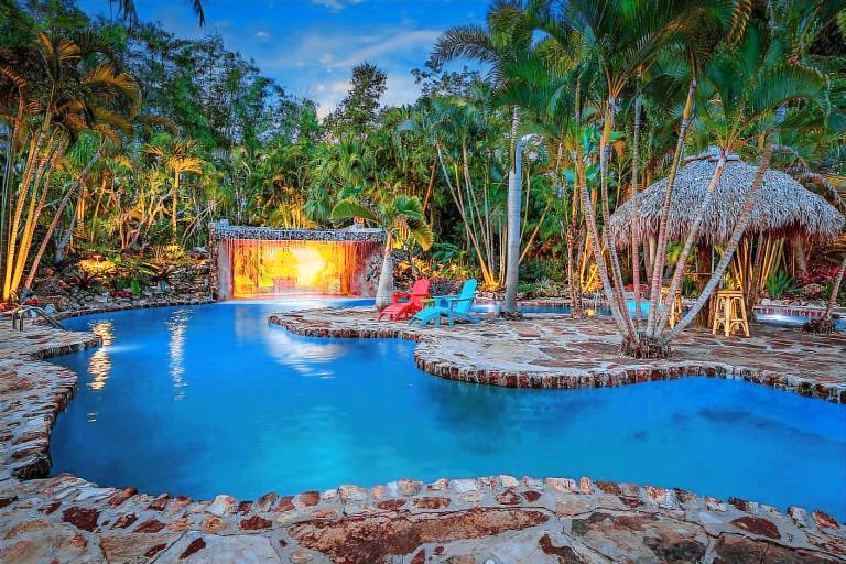Vacation home with yard & private pool | Garden view — photo 2
