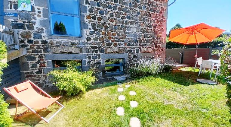 House with barbeque, garden & patio in Riom