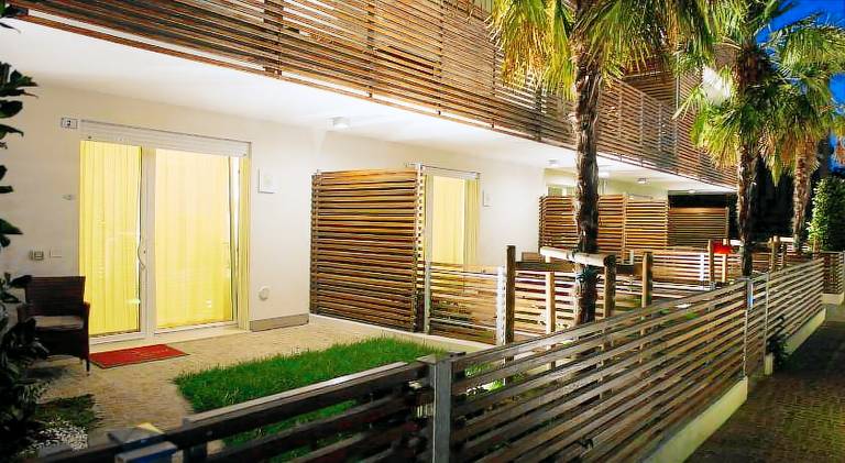 Serviced apartment with yard & patio — photo 3