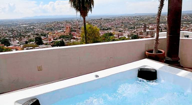 Vacation home with hot tub — photo 4