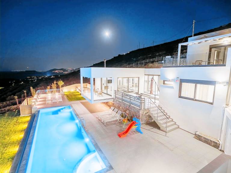 Vacation home with terrace, garden & private pool — photo 2