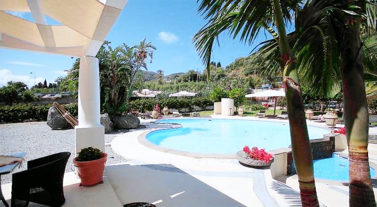 Family-oriented charming serviced apartment with pool, terrace & yard | Pets are welcome — photo 2