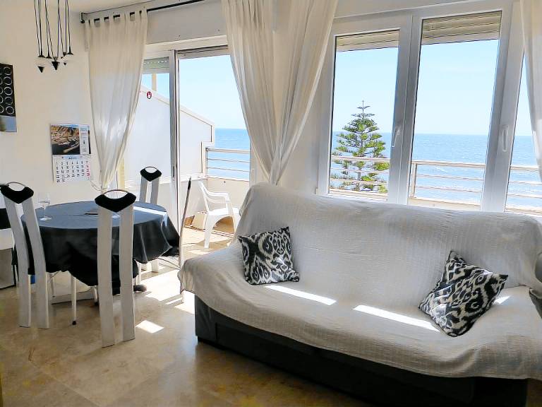 Entire house - 1 Bedroom Penthouse On Front Line Of The Beach — photo 2