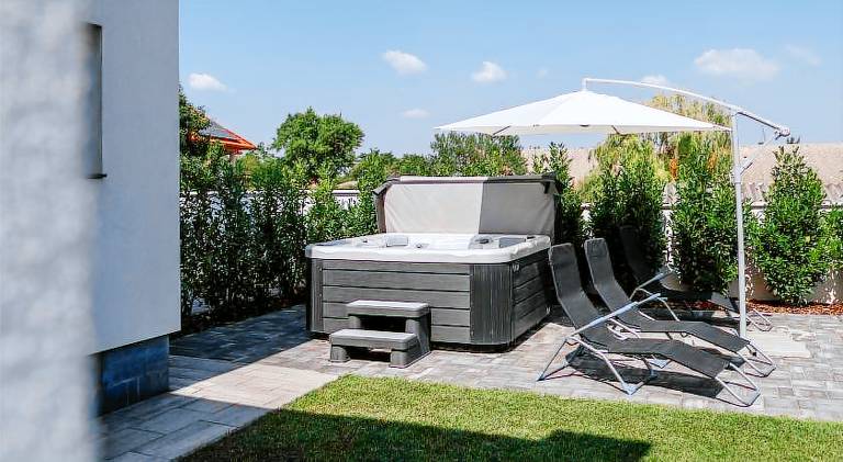 Rental apartment with hot tub & garden — photo 4