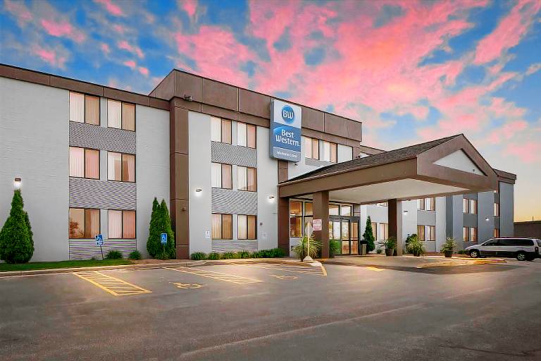 Best Western Waukesha Grand in Waukesha, WI