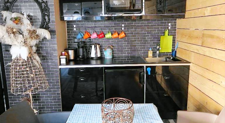 Chalet with patio, barbeque & yard | Dogs allowed — photo 3