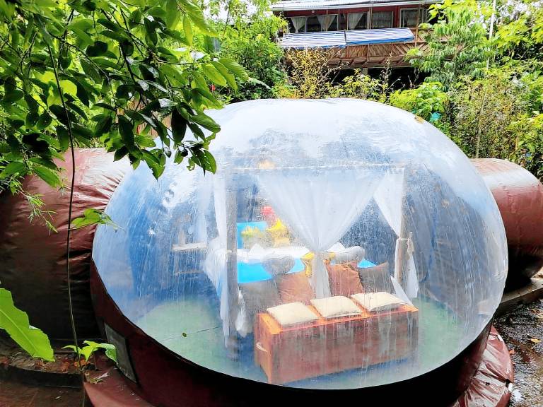 Intimate Bubbles with Outdoor Pool and Hot-Tub in Ecuador — photo 2
