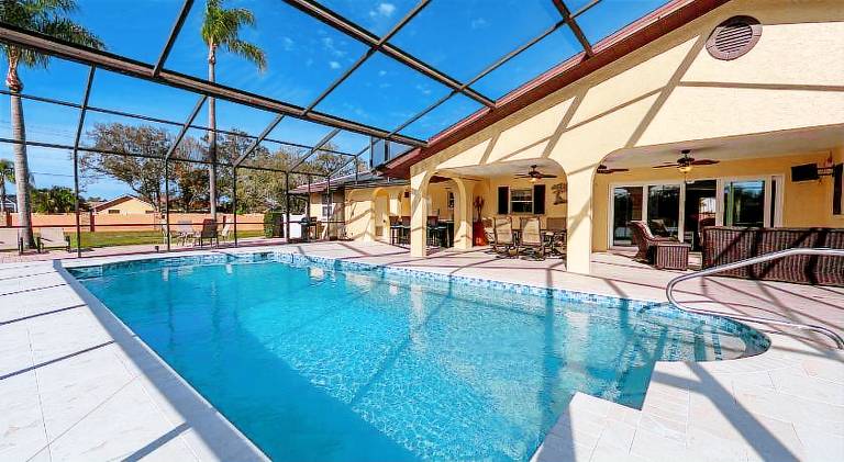 House with pool — photo 4