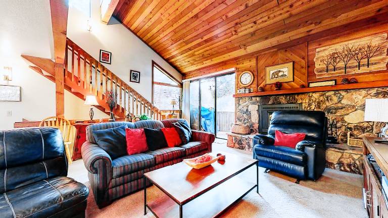 Child-friendly wonderful condo with private pool | Pets are welcome in Mammoth Lakes, CA