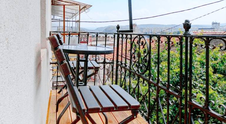 Rental apartment with patio — photo 4