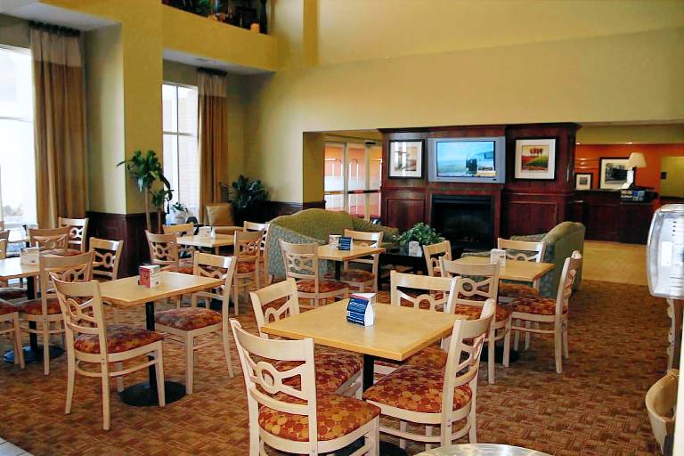 Hampton Inn & Suites Gainesville — photo 3
