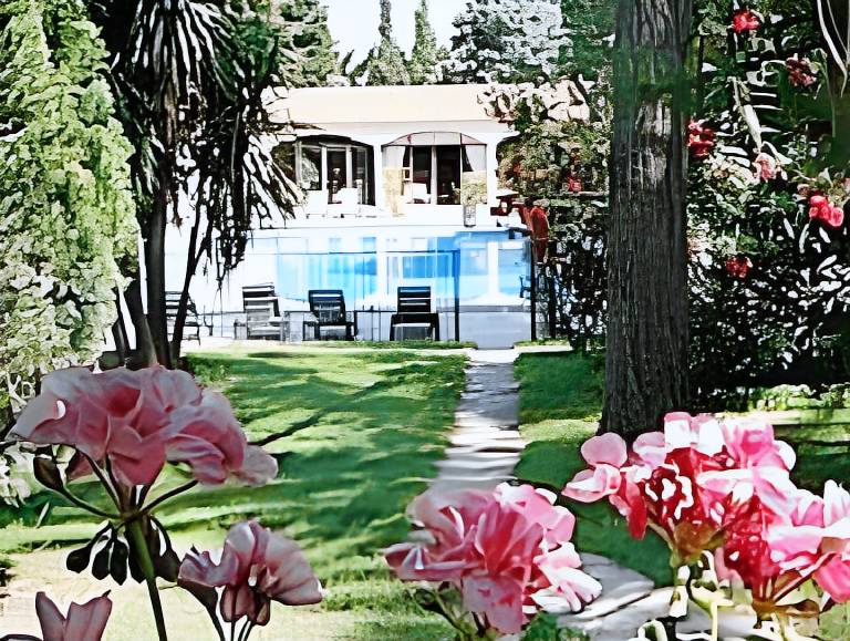 Hotel Les Mazets Des Roches in Tarascon
