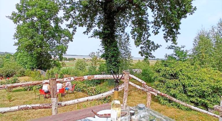 Holiday apartment with garden, barbeque & patio — photo 4