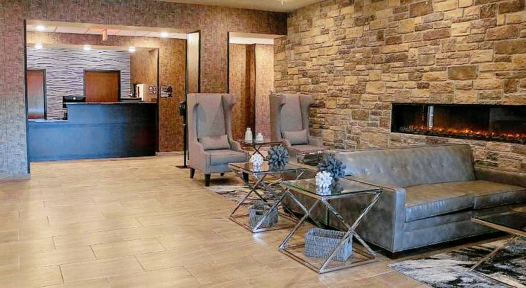 Cobblestone Hotel and Suites Two Rivers — photo 3