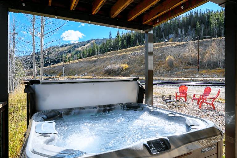 Condo with hot tub | Close to the ski | Pets are welcome — photo 5