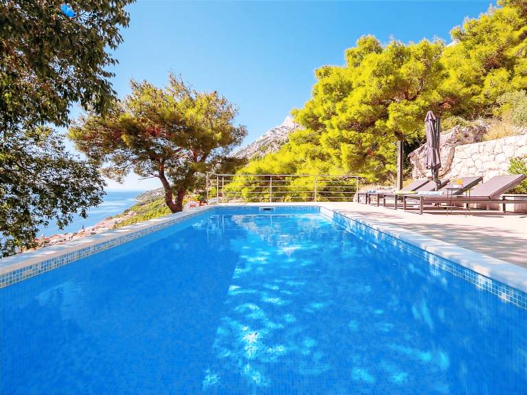 Vacation home with barbeque, private pool & yard — photo 4