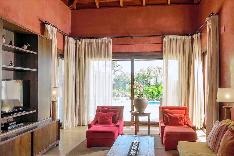 Villa with BBQ, fast internet & private pool | Garden view — photo 5