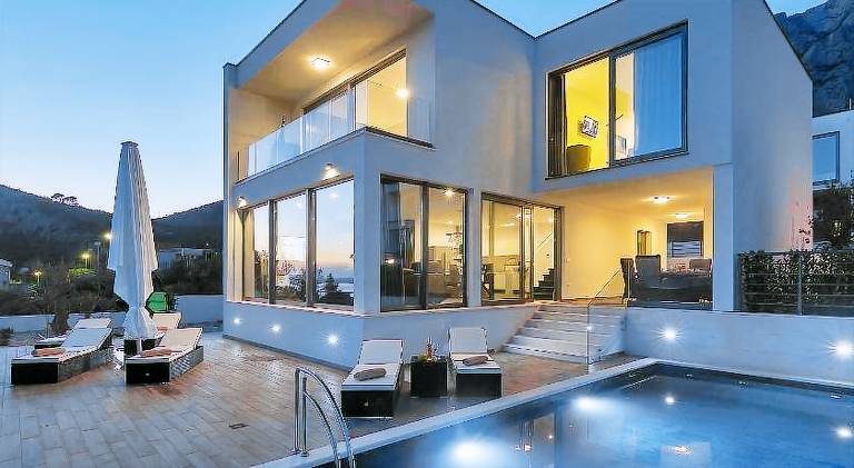 Villa with yard, barbecue & private pool | Pet-friendly in Tucepi