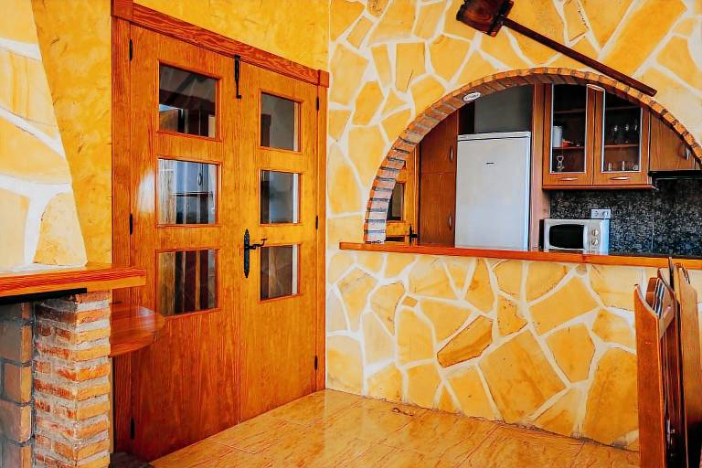 House with barbecue, terrace & pool | Mountain view — photo 3