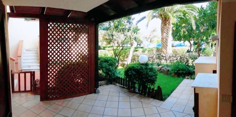 Apartment with pool & yard — photo 3