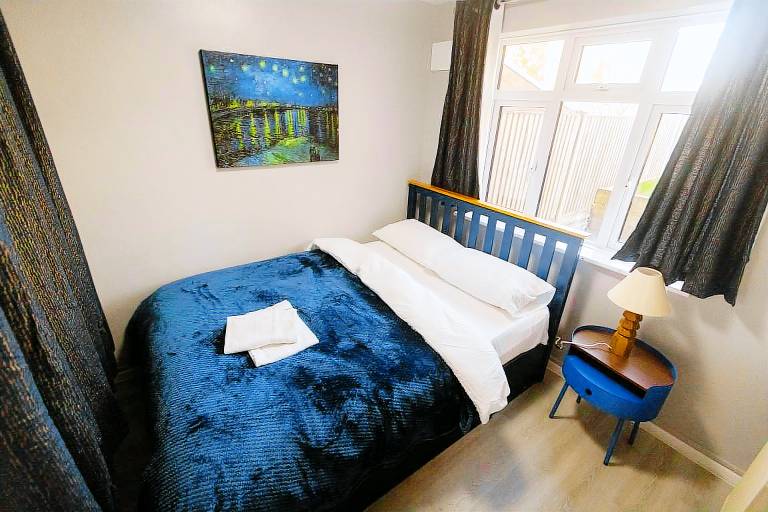 House Sleeps 8 Parking Garden