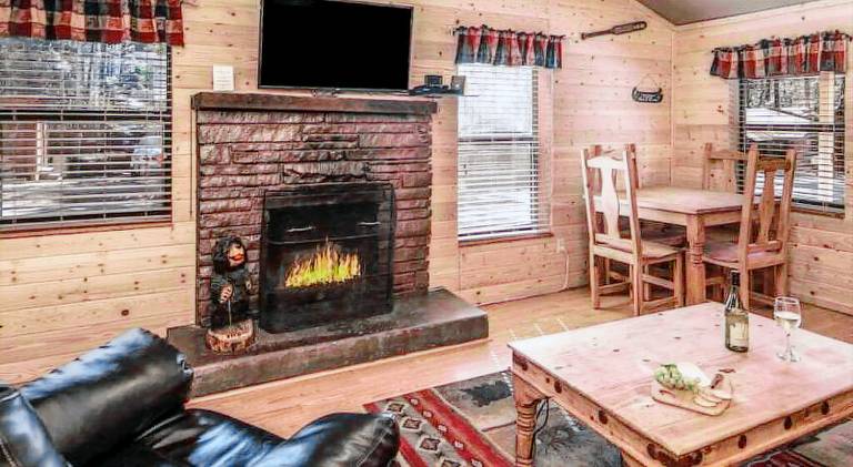 Chalet with grill, yard & terrace in Ruidoso, NM