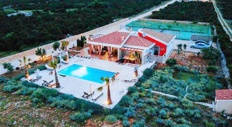 Wonderful villa with hot tub & pool | Pets allowed in Novalja