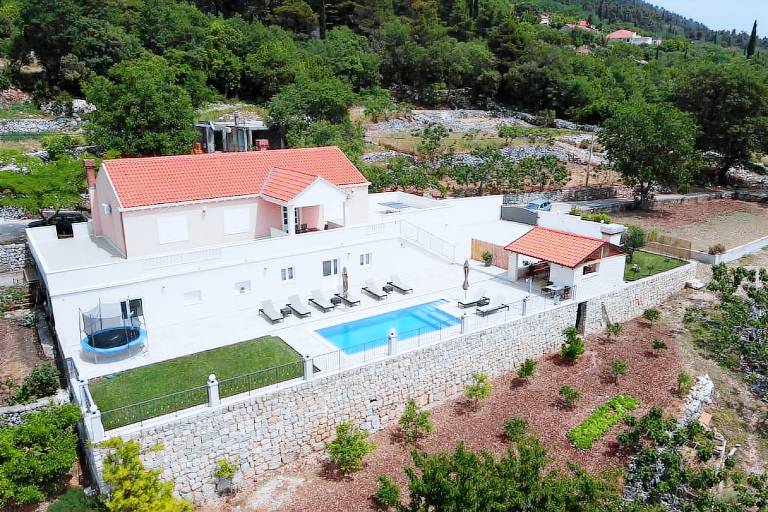 Villa with jacuzzi, pool & yard | Nature view — photo 2
