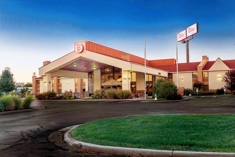 Red Roof Inn & Suites Cincinnati North - Mason — photo 2