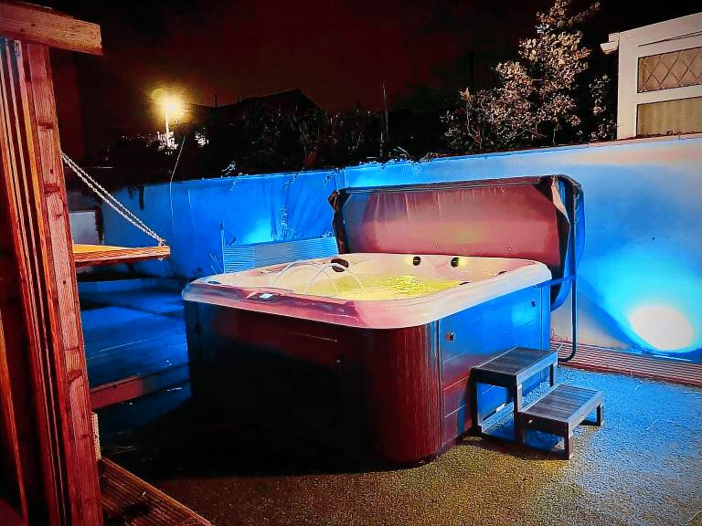 Captivating 4-Bed Hot Tub House in Blackpool — photo 5