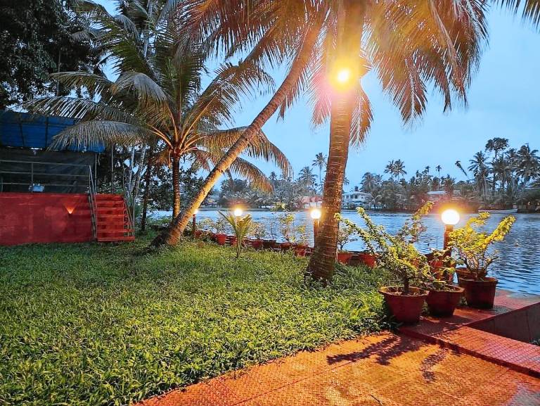 Beautiful vacation home with pool & barbeque | Water view | Dogs allowed — photo 4
