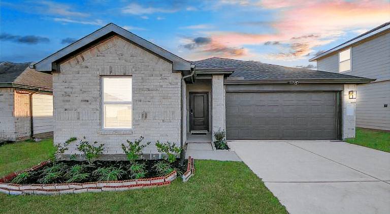 House with pool in Waller, TX