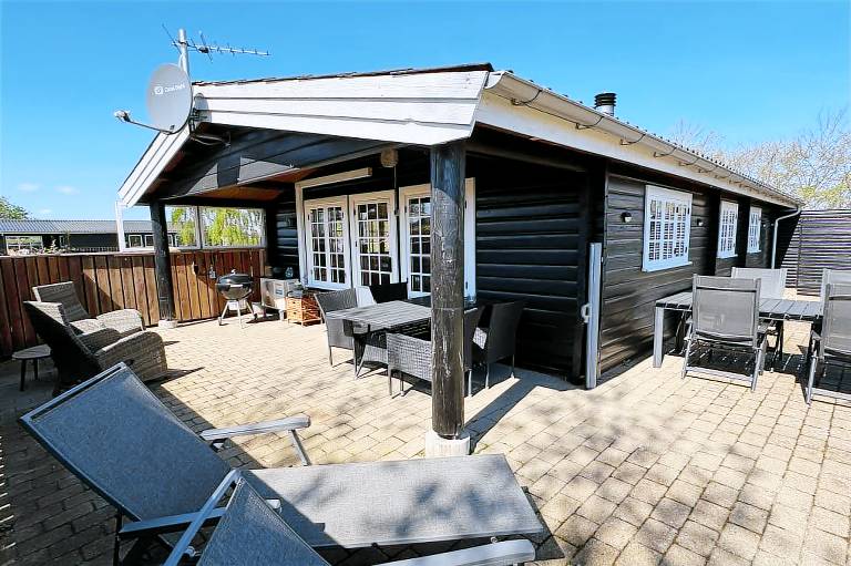 House with barbecue, patio & yard — photo 2