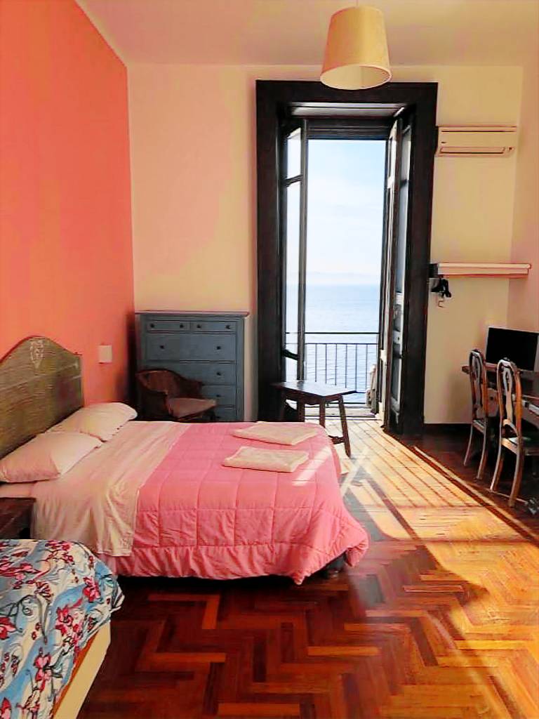 Bed and Breakfast 'Camera La Regina Del Mare' with Balcony, Wi-Fi and Air Conditioning in Naples