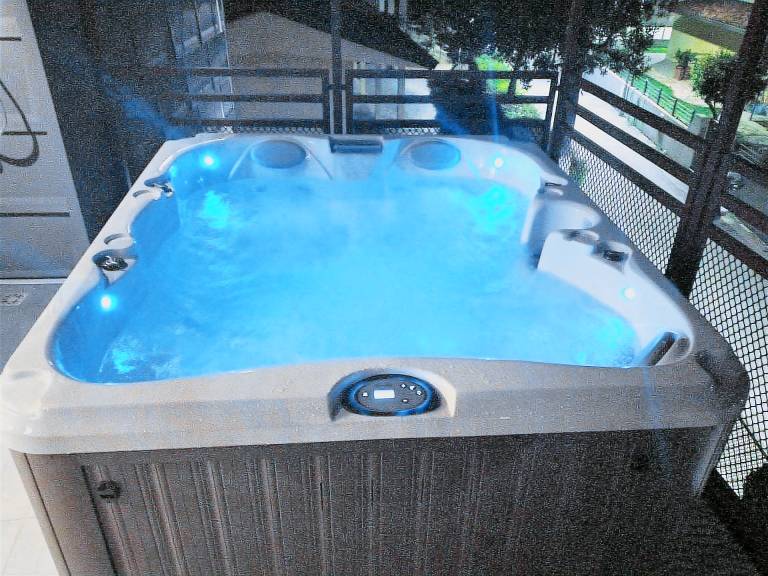 Apartment with garden, patio & hot tub | Pets allowed — photo 2