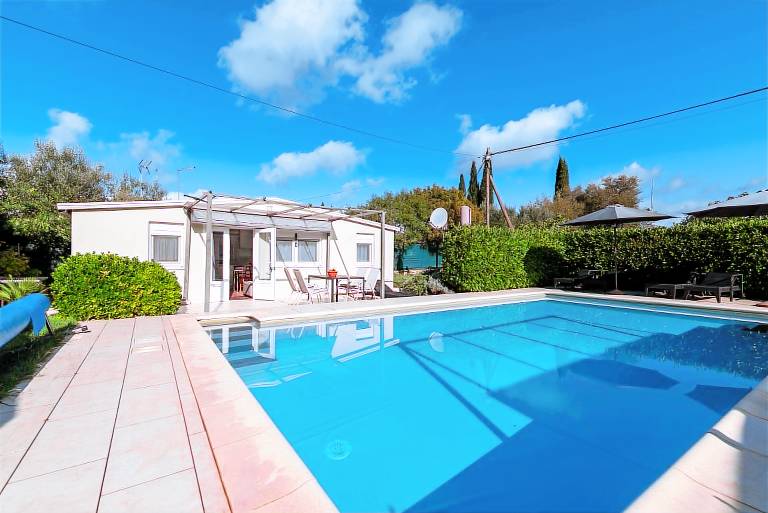 Pleasant vacation home with pool, barbeque & yard | Dogs allowed in Rovinj