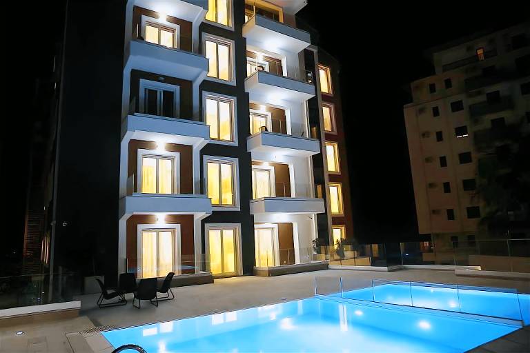 Serviced apartment with patio, pool & yard — photo 2