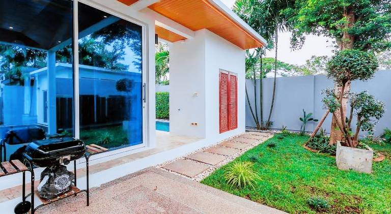 Villa with pool — photo 5