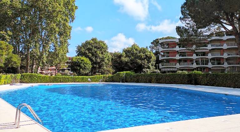 Holiday apartment with pool in Mandelieu-La-Napoule