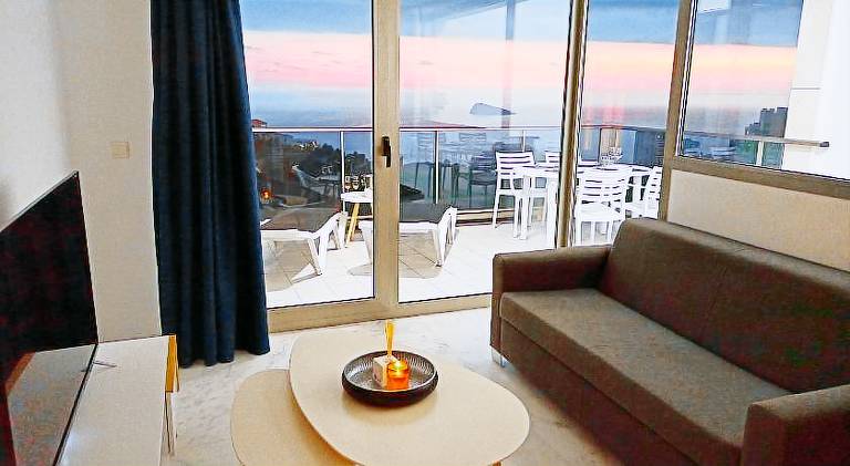 Holiday apartment with pool, patio & yard — photo 2