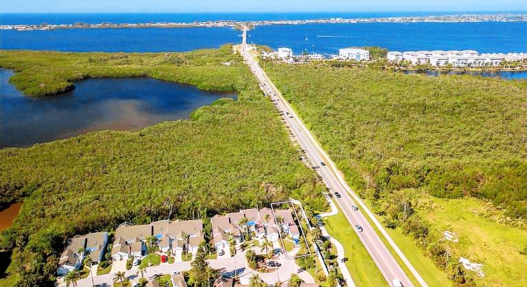 Charming 2 BR home - 5 minutes from Anna Maria Island - Don't Worry Beach Happy in Bradenton, FL