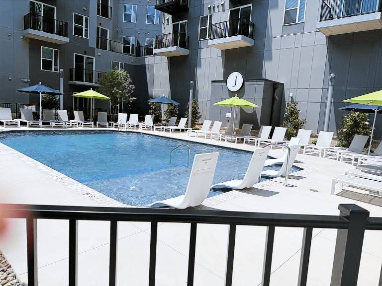 Apartment with pool in Chester, VA
