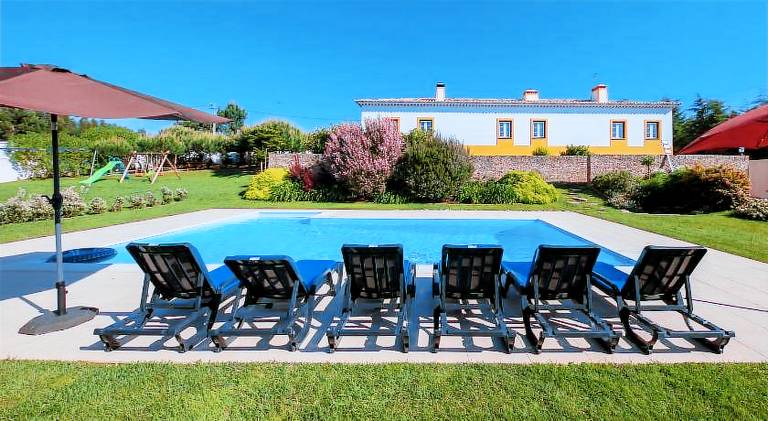 House with yard, patio & private pool in Leiria